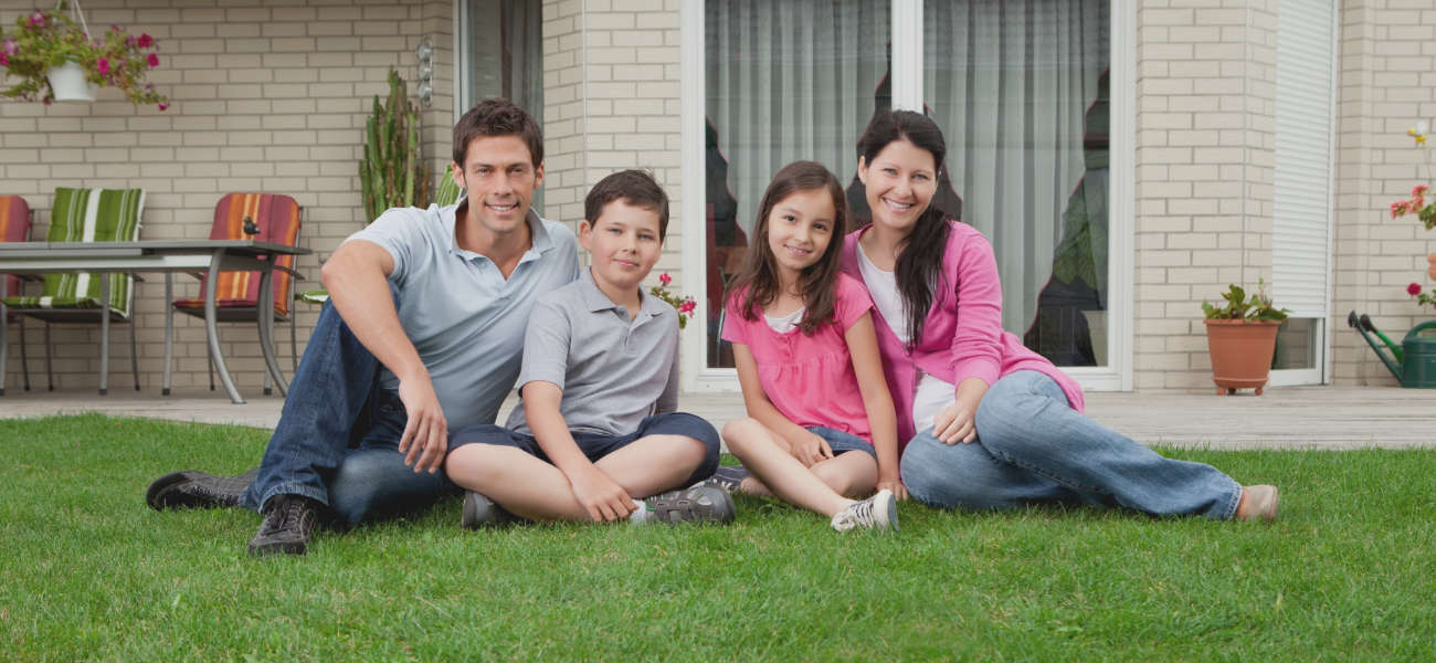 Familia en el frente de su casa